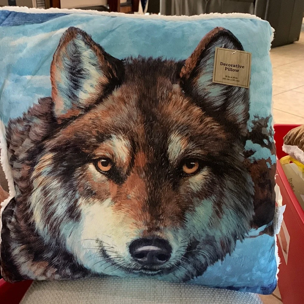 Wolf decorative pillow with sherper back 18 x 18